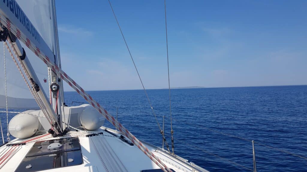 Segelboot auf ruhigem, blauem Wasser