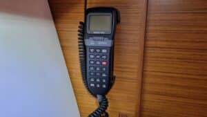 Ein schwarzes Funkgerät an der Wand.