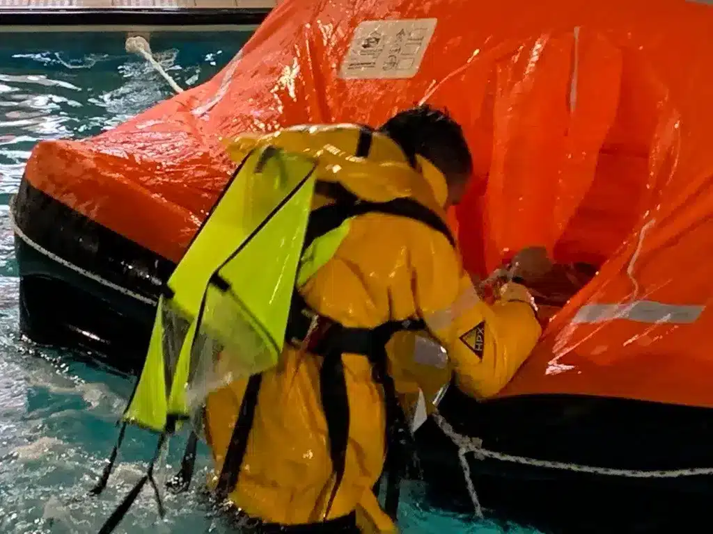 Person in Rettungsweste im Wasser