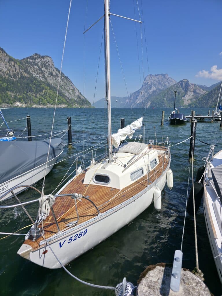 Segelboot im Hafen mit Bergen