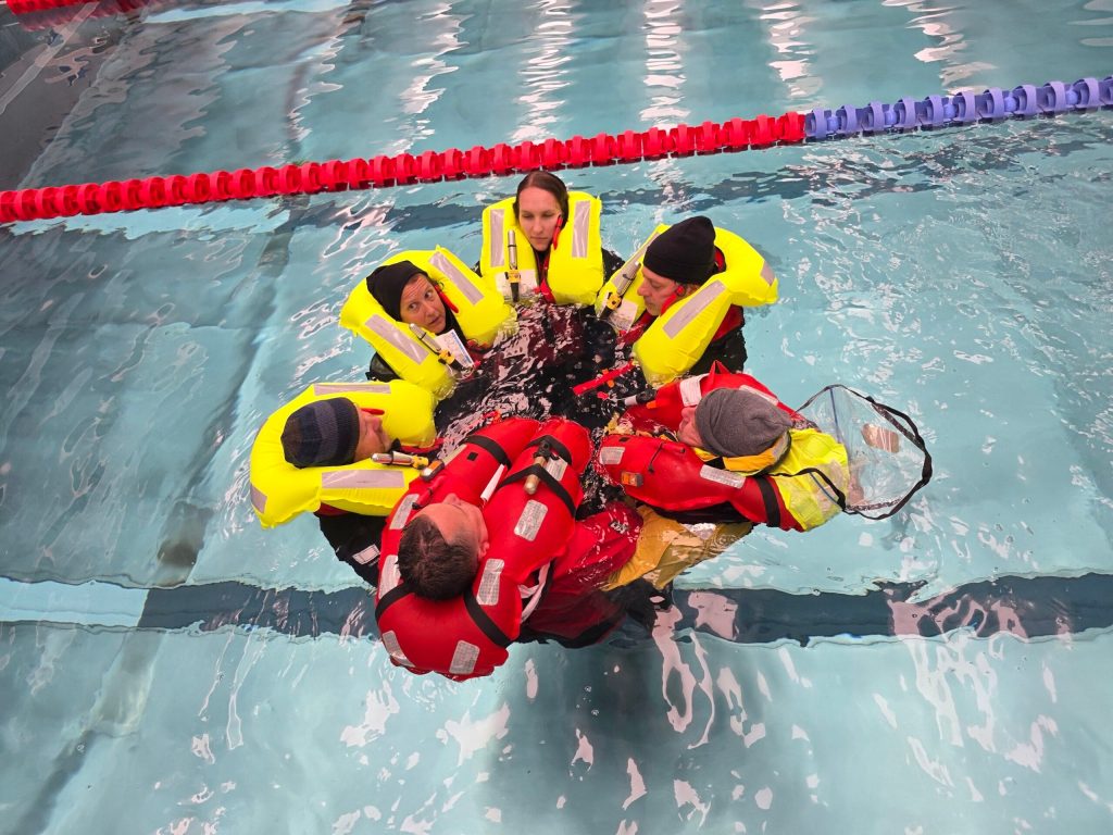 Sea Survival Groupe Huddle