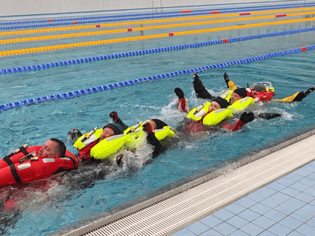 Sea Survival Gruppen Schwimmen